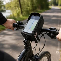 Vandt�t cykeltaske med mobilholder til styr i brug p� cykel med navigation