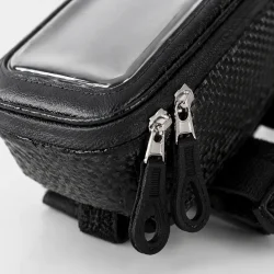 Vandt�t cykeltaske med mobilholder til styr close-up af lynl�s og materiale