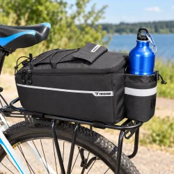 Cykeltaske monteret p� bagageb�reren med drikkeflaske i sidelommen under en cykeltur ved s�en.