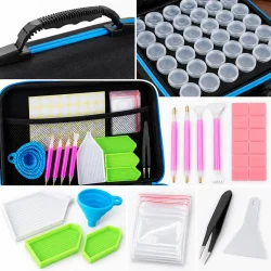Detaljecollage af etui, h�ndtag, beholdere, bakker, penne, tragt, pincet og �vrigt tilbeh�r.