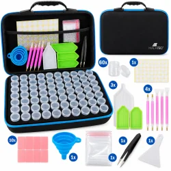 Oversigt over s�ttets etui, 60 beholdere, bakker, penne, tragt, pincet og �vrigt tilbeh�r.