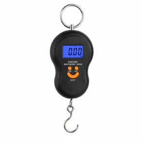 Digital bagagev�gt 50 kg med LCD display og st�lkrog p� hvid baggrund. Kompakt digital h�ngev�gt med TARE funktion til kuffert, rejser og bagagekontrol.