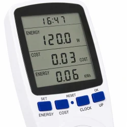 Str�mm�ler til stikkontakt med n�rbillede af digitalt display og energidata