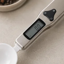 Detaljebillede af digital m�leske med LCD display og knapper