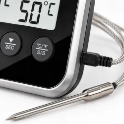 Digitalt stegetermometer i n�rbillede med tilsluttet ledning og temperaturprobe