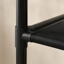 Detalje af dobbelt t�jstativ med hylder i sort metal med samling og materiale