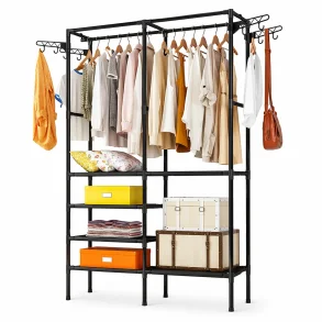 Dobbelt t�jstativ med hylder i sort metal med b�jlest�nger og opbevaring