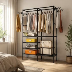 Dobbelt t�jstativ med hylder i brug i moderne sovev�relse med t�j og opbevaring