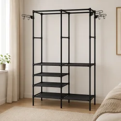 Dobbelt t�jstativ med hylder placeret i minimalistisk boligindretning