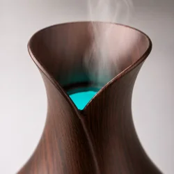 Duft diffuser detaljebillede med synlig ultralydsdamp og m�rk tr�look finish