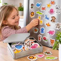 Barn placerer en giraffemagnet p� et k�leskab med flere dyremagneter, mens metal�sken st�r �ben ved siden af.