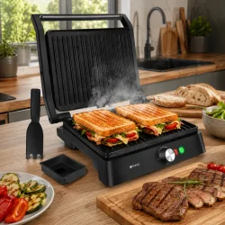 Elektrisk grill med panini p� grillpladerne i moderne k�kken