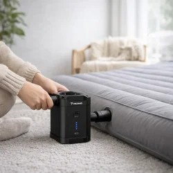 elektrisk luftpumpe batteridrevet til luftmadras i brug p� luftmadras