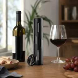 Elektrisk vin�bner p� bord ved vinflaske og vinglas i elegant hjemmebar milj�