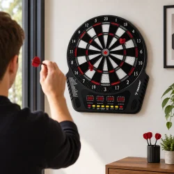 Elektronisk dartskive monteret p� v�ggen i hjemmet, mens en person g�r klar til at kaste en dartpil.