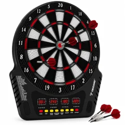 Elektronisk dartskive med softtip-pile i spillefelterne og digitale displays til elektronisk pointt�lling.