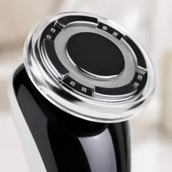 Detaljebillede af EMS ansigtsmassageapparat med LED ring og massagehoved i close-up