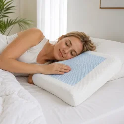 Ergonomisk hovedpude med k�lende gel brugt som sovepude i sengen