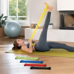 Fitnessb�nd i brug til ben�velse p� tr�ningsm�tte med flere modstandsb�nd til hjemmetr�ning og udstr�kning