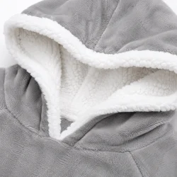 Fleece hoodie t�ppe med bl�dt gr�t stof og varmt hvidt sherpafoer i h�tten