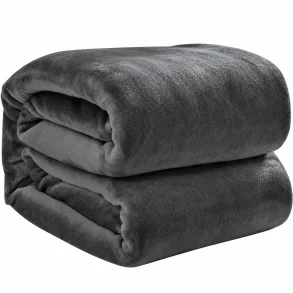 Gr�t fleece t�ppe foldet sammen p� hvid baggrund
