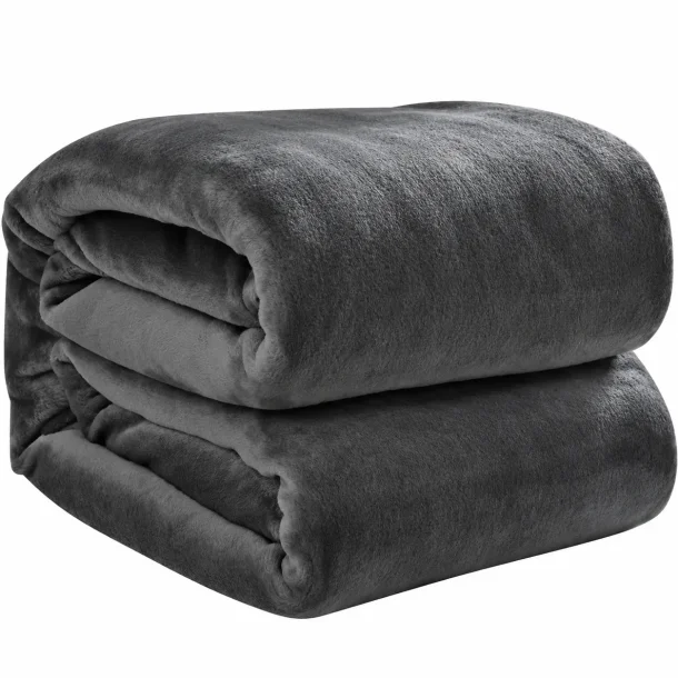Gr�t fleece t�ppe foldet sammen p� hvid baggrund
