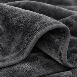 Close-up af gr�t fleece t�ppe med bl�d tekstur og kantb�nd