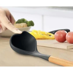 traehaandtag-silikone-kokkenredskaber-detalje-naerbillede-sort.webp,Traehandtag detalje pa silikone kokkenredskaber naerbillede sort finish,detalje,500,500,95,8.4