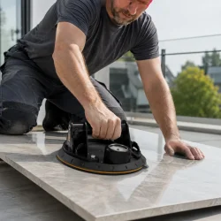 Flisel�fter med vakuum og manometer brugt af h�ndv�rker til montering af storformatfliser udend�rs