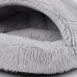 Detaljebillede af fluffy hundeseng og kattehule i bl�d plys med tyk komfortabel fyldning og hyggelig huleform