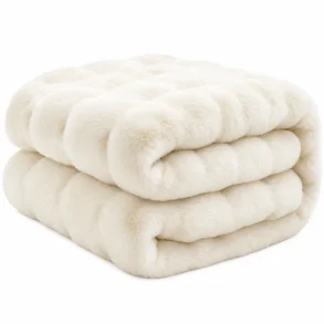 Hvidt fluffy t�ppe med pelsagtig overflade, foldet sammen p� hvid baggrund.