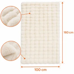 Hvidt fluffy t�ppe med angivne m�l p� 160 cm i l�ngden og 100 cm i bredden.