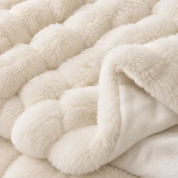 N�rbillede af det hvide t�ppes bl�de, fluffy overflade og pelsagtige struktur.