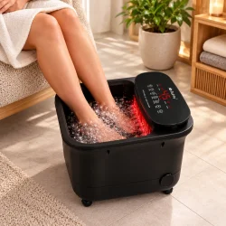 Fodbad med massage og varme i brug med f�dderne placeret i vandet i et hjemmemilj�.