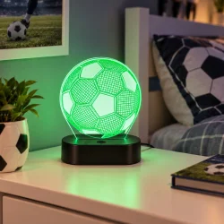 Fodbold natlampe med gr�nt LED-lys placeret p� et natbord i et fodboldtema b�rnev�relse