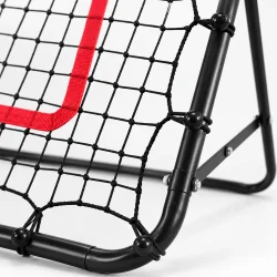 Close-up af fodbold rebounder med sort jernramme, net og elastiske fastg�relser