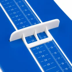 Detaljebillede af fodm�ler med justerbar m�leskyder og tydelig centimeterskala.