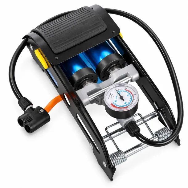 Fodpumpe med manometer, dobbelt cylinder, fodpedal og tilsluttet luftslange.