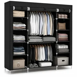Sort garderobe med hylder og b�jlest�nger til organiseret opbevaring af t�j