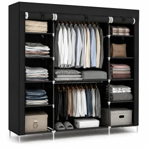Sort garderobe med hylder og b�jlest�nger til organiseret opbevaring af t�j