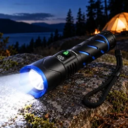 Genopladelig LED-lommelygte t�ndt udend�rs i m�rke med lysstr�len rettet mod terr�net.