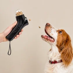 Godbidskaster til hund i brug hvor godbidder kastes til hund