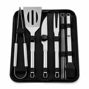 Grillbestik s�t i rustfrit st�l med BBQ tilbeh�r og praktisk taske p� hvid baggrund