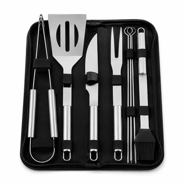 Grillbestik s�t i rustfrit st�l med BBQ tilbeh�r og praktisk taske p� hvid baggrund