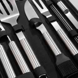 Detaljebillede af grillredskaber i rustfrit st�l med grillkniv, grillspatel og grillpensel