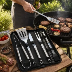 Grilludstyr og grillbestik s�t i brug ved kulgrill i have med b�ffer og gr�ntsager