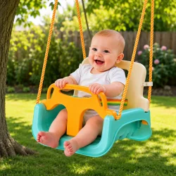Babygynge til b�rn i moderne have med sikker frontb�jle og komfortabelt s�de til udend�rs leg