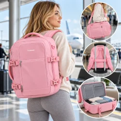 Lyser�d h�ndbagage rygs�k b�ret p� ryggen i en lufthavn med visning som skuldertaske og p� kuffert.