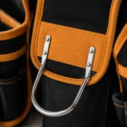 Makro detaljebillede af v�rkt�jsb�lte med 22 lommer og hammerholder