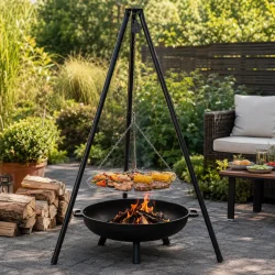 Havegrill med h�ngende grillrist over �ben ild p� terrasse i haven